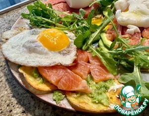 Картофельная яичница с авокадо и лососем Картофельная яичница с авокадо и лососем