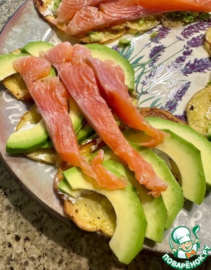 Картофельная яичница с авокадо и лососем Картофельная яичница с авокадо и лососем