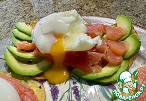 Картофельная яичница с авокадо и лососем Картофельная яичница с авокадо и лососем