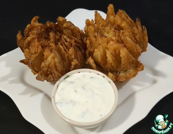 Жаренный лук "Цветок" с чесночным соусом Жаренный лук "Цветок" с чесночным соусом