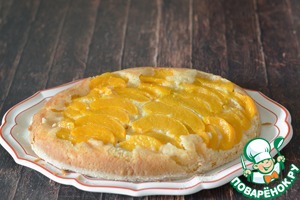 Сочный пирог с консервированными персиками Сочный пирог с консервированными персиками