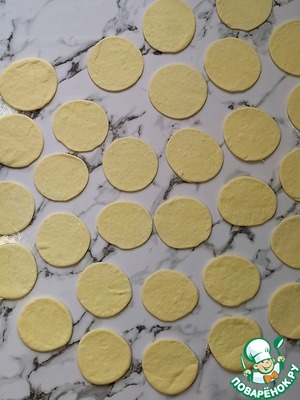 Отрывной пирог "Хризантема" с сыром и зеленью