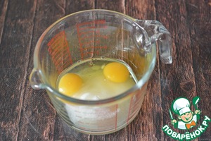 Сочный пирог с консервированными персиками Сочный пирог с консервированными персиками