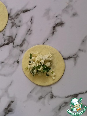 Отрывной пирог "Хризантема" с сыром и зеленью