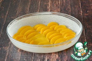 Сочный пирог с консервированными персиками Сочный пирог с консервированными персиками