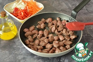 Гуляш из говядины со сладким перцем