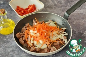 Гуляш из говядины со сладким перцем