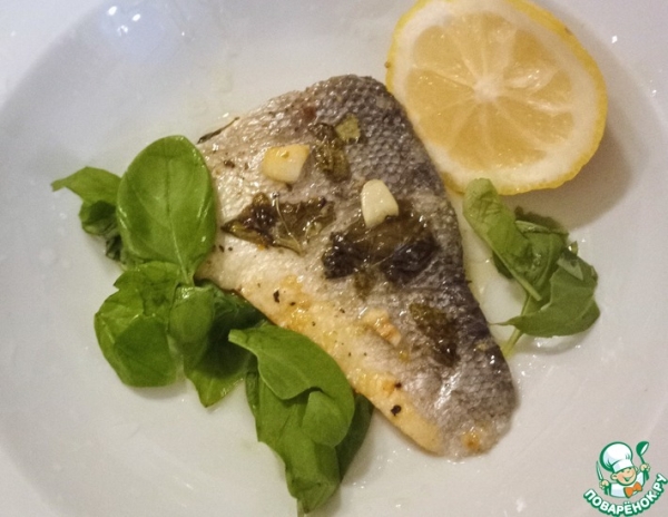 Морской окунь под сливочно-лимонно-чесночным соусом Морской окунь под сливочно-лимонно-чесночным соусом