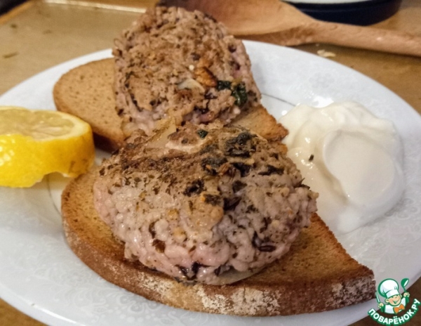 Острые гамбургеры из баранины с лимонным йогуртом Острые гамбургеры из баранины с лимонным йогуртом