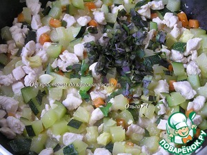 Рагу из курицы с цукини, базиликом