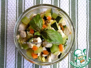 Рагу из курицы с цукини, базиликом