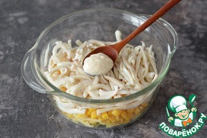 Салат с кальмарами, яблоком и кукурузой Салат с кальмарами, яблоком и кукурузой