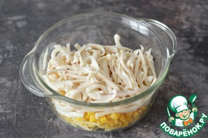 Салат с кальмарами, яблоком и кукурузой Салат с кальмарами, яблоком и кукурузой