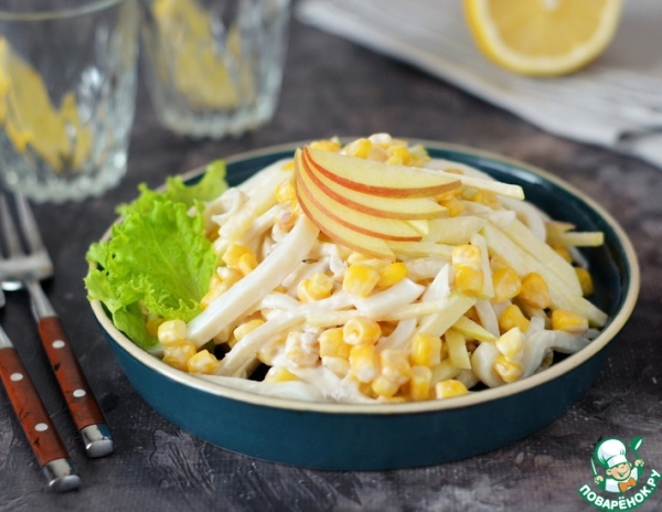 Салат с кальмарами, яблоком и кукурузой Салат с кальмарами, яблоком и кукурузой