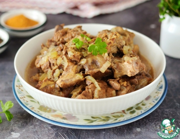 Свиное рагу, томлёное в тёмном пиве