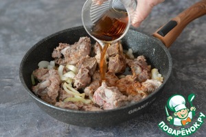 Свиное рагу, томлёное в тёмном пиве