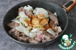 Свиное рагу, томлёное в тёмном пиве