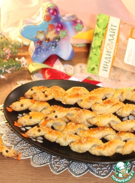 Змейки из слоеного теста с начинкой Змейки из слоеного теста с начинкой