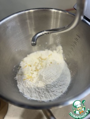 Пицца с ветчиной и сосисками из мяса индейки Пицца с ветчиной и сосисками из мяса индейки