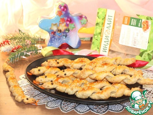 Змейки из слоеного теста с начинкой Змейки из слоеного теста с начинкой