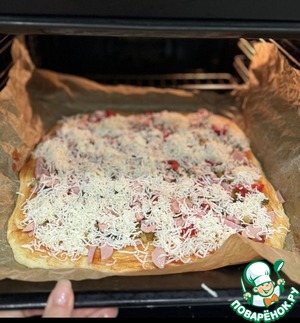 Пицца с ветчиной и сосисками из мяса индейки Пицца с ветчиной и сосисками из мяса индейки