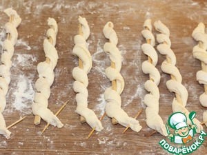 Змейки из слоеного теста с начинкой Змейки из слоеного теста с начинкой
