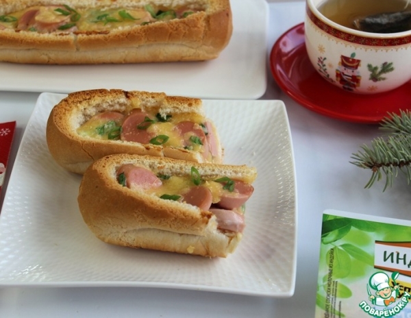Багет запеченный с яйцом и сосисками Багет запеченный с яйцом и сосисками