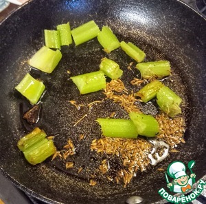Баклажан, тушёный в остром соусе