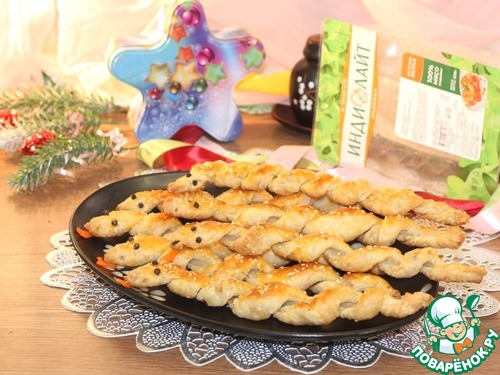 Змейки из слоеного теста с начинкой Змейки из слоеного теста с начинкой