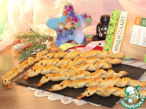 Змейки из слоеного теста с начинкой Змейки из слоеного теста с начинкой