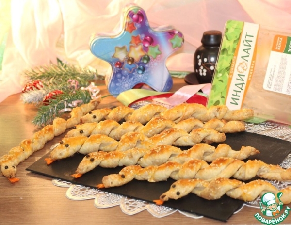 Змейки из слоеного теста с начинкой Змейки из слоеного теста с начинкой