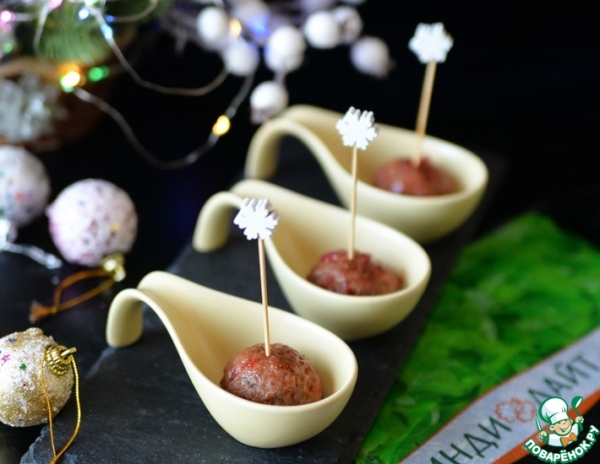 Фрикадельки из индейки в брусничном соусе Фрикадельки из индейки в брусничном соусе