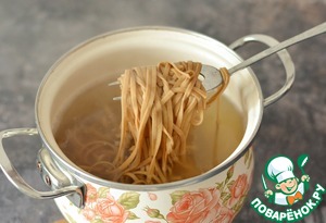 Гречневая лапша в пикантном томатном соусе Гречневая лапша в пикантном томатном соусе