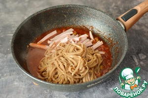 Гречневая лапша в пикантном томатном соусе Гречневая лапша в пикантном томатном соусе