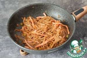 Гречневая лапша в пикантном томатном соусе Гречневая лапша в пикантном томатном соусе