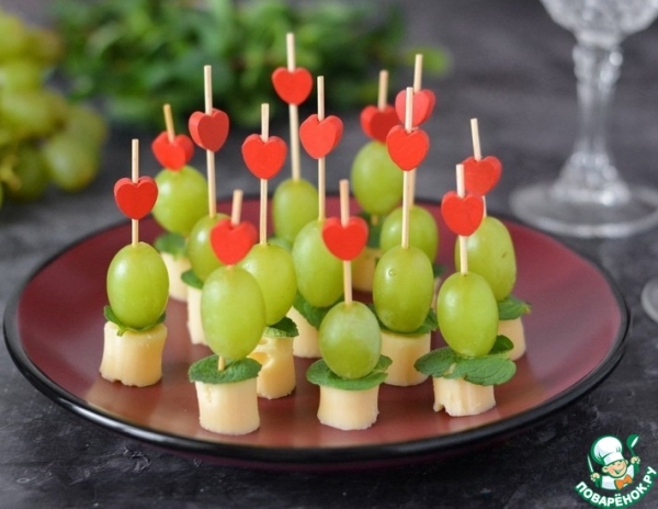 Канапе с сыром, виноградом и мятой Канапе с сыром, виноградом и мятой