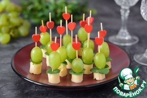 Канапе с сыром, виноградом и мятой Канапе с сыром, виноградом и мятой