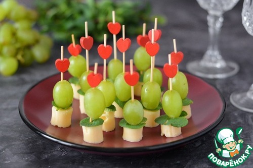 Канапе с сыром, виноградом и мятой Канапе с сыром, виноградом и мятой