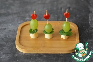 Канапе с сыром, виноградом и мятой Канапе с сыром, виноградом и мятой