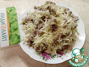 Капустный салат с индейкой и яичными блинчиками Капустный салат с индейкой и яичными блинчиками