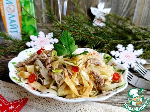 Капустный салат с индейкой и яичными блинчиками Капустный салат с индейкой и яичными блинчиками