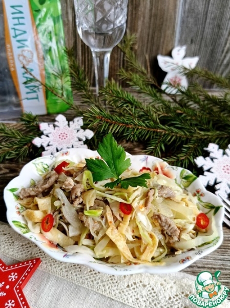 Капустный салат с индейкой и яичными блинчиками Капустный салат с индейкой и яичными блинчиками