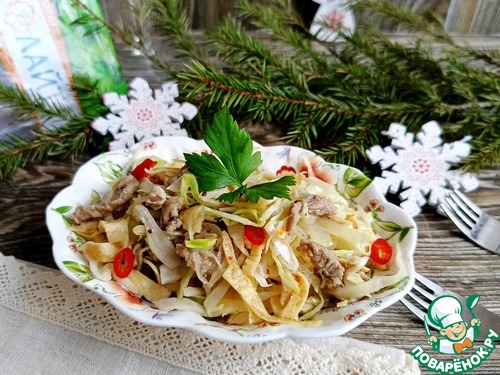 Капустный салат с индейкой и яичными блинчиками Капустный салат с индейкой и яичными блинчиками