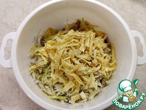 Капустный салат с индейкой и яичными блинчиками Капустный салат с индейкой и яичными блинчиками