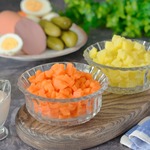 Классический "Зимний" салат с варёной колбасой