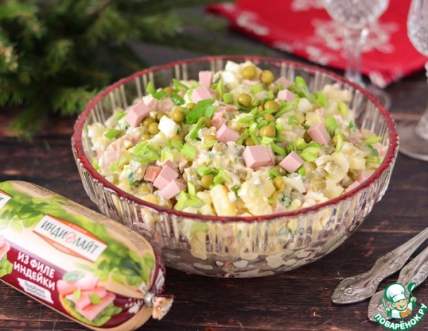 Классический "Зимний" салат с варёной колбасой