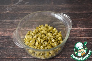 Классический "Зимний" салат с варёной колбасой