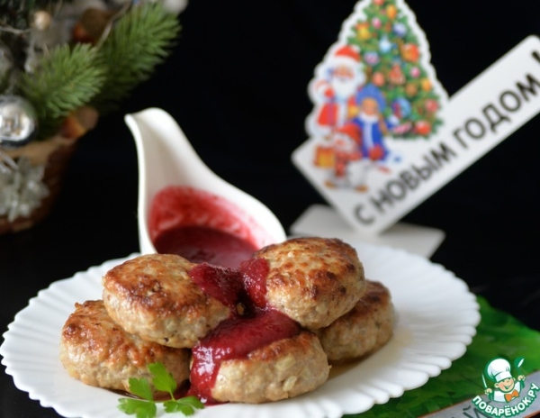 Котлеты из индейки с брусничным соусом Котлеты из индейки с брусничным соусом