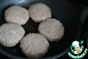 Котлеты из индейки с брусничным соусом Котлеты из индейки с брусничным соусом