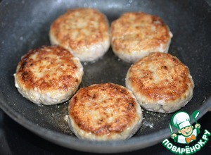 Котлеты из индейки с брусничным соусом Котлеты из индейки с брусничным соусом